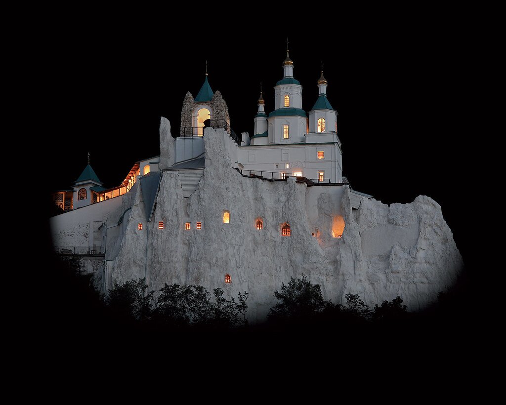 Фото ночного вида на пешерный комплекс